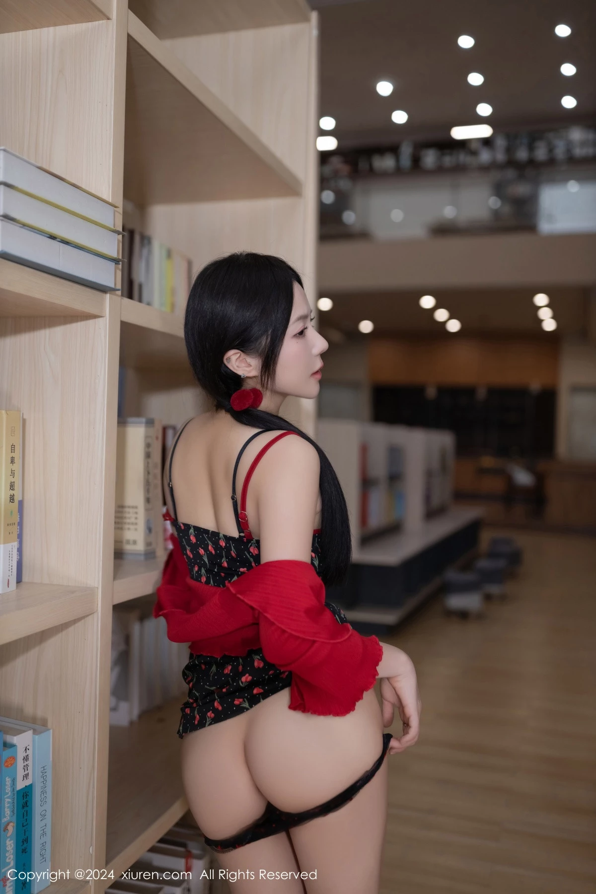 鱼子酱Fish图书馆场景花色吊带连衣短裙秀曼妙身姿绝美写真 第 35 张