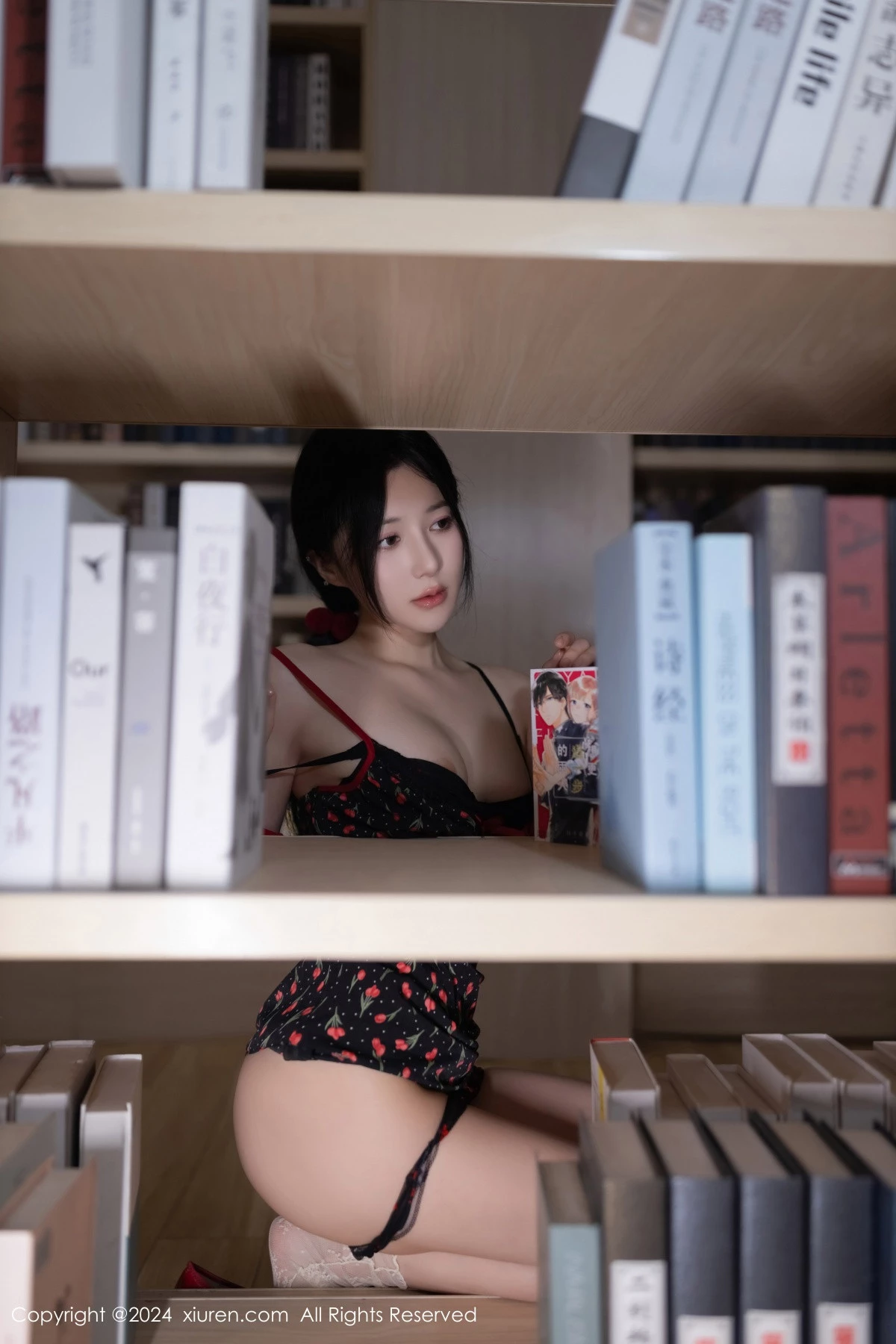 鱼子酱Fish图书馆场景花色吊带连衣短裙秀曼妙身姿绝美写真 第 44 张
