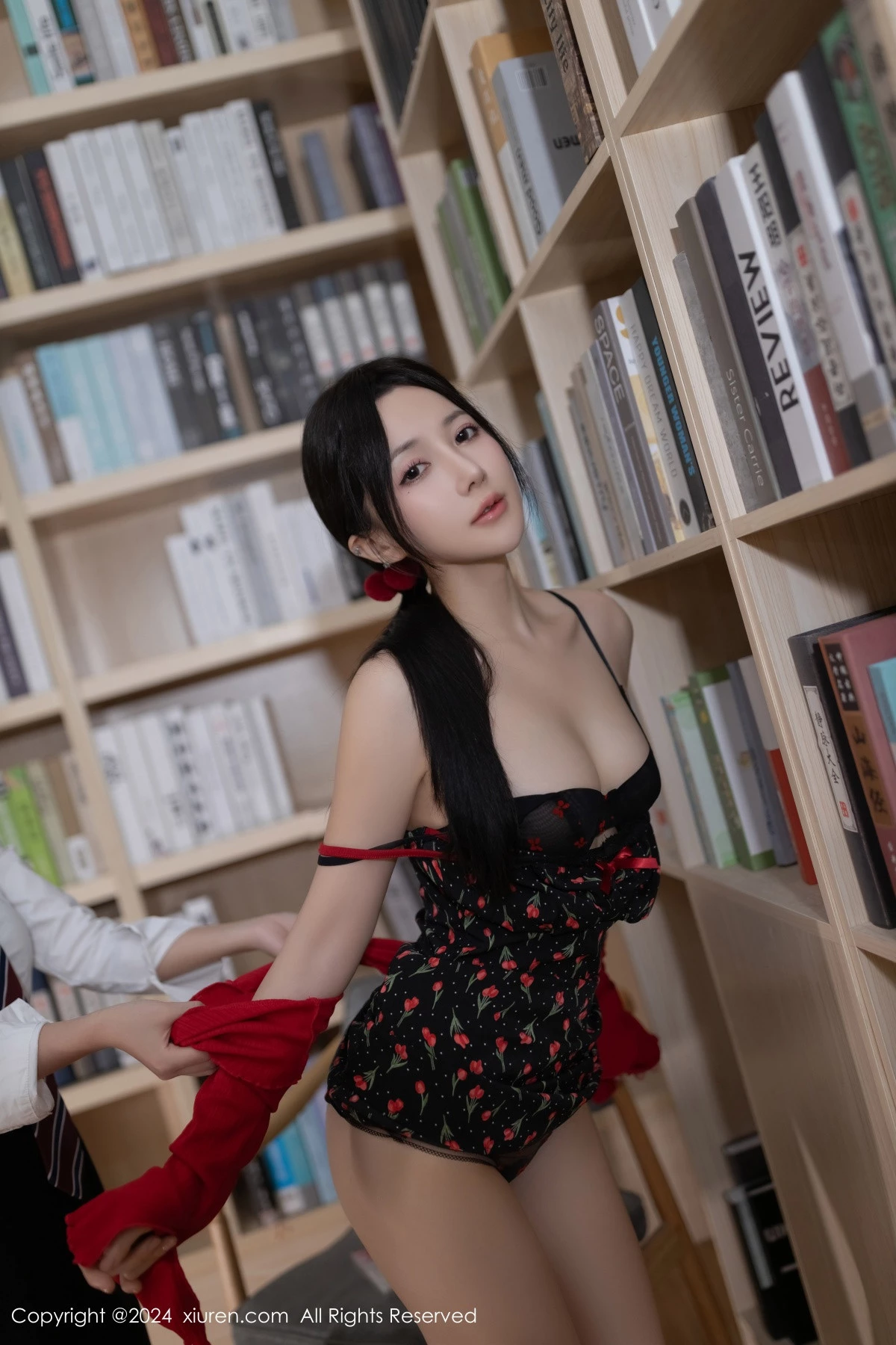 鱼子酱Fish图书馆场景花色吊带连衣短裙秀曼妙身姿绝美写真 第 77 张