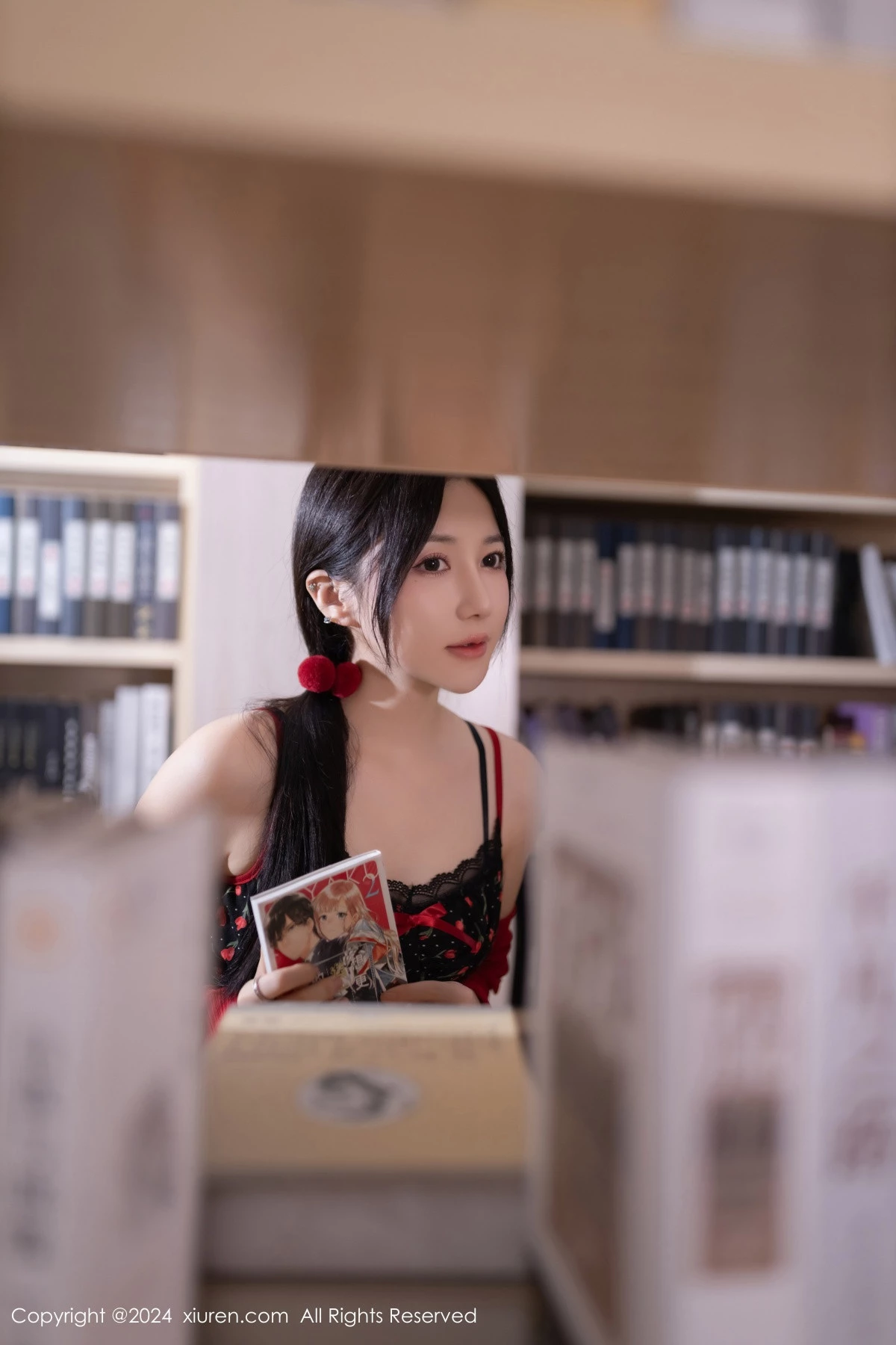 鱼子酱Fish图书馆场景花色吊带连衣短裙秀曼妙身姿绝美写真 第 9 张