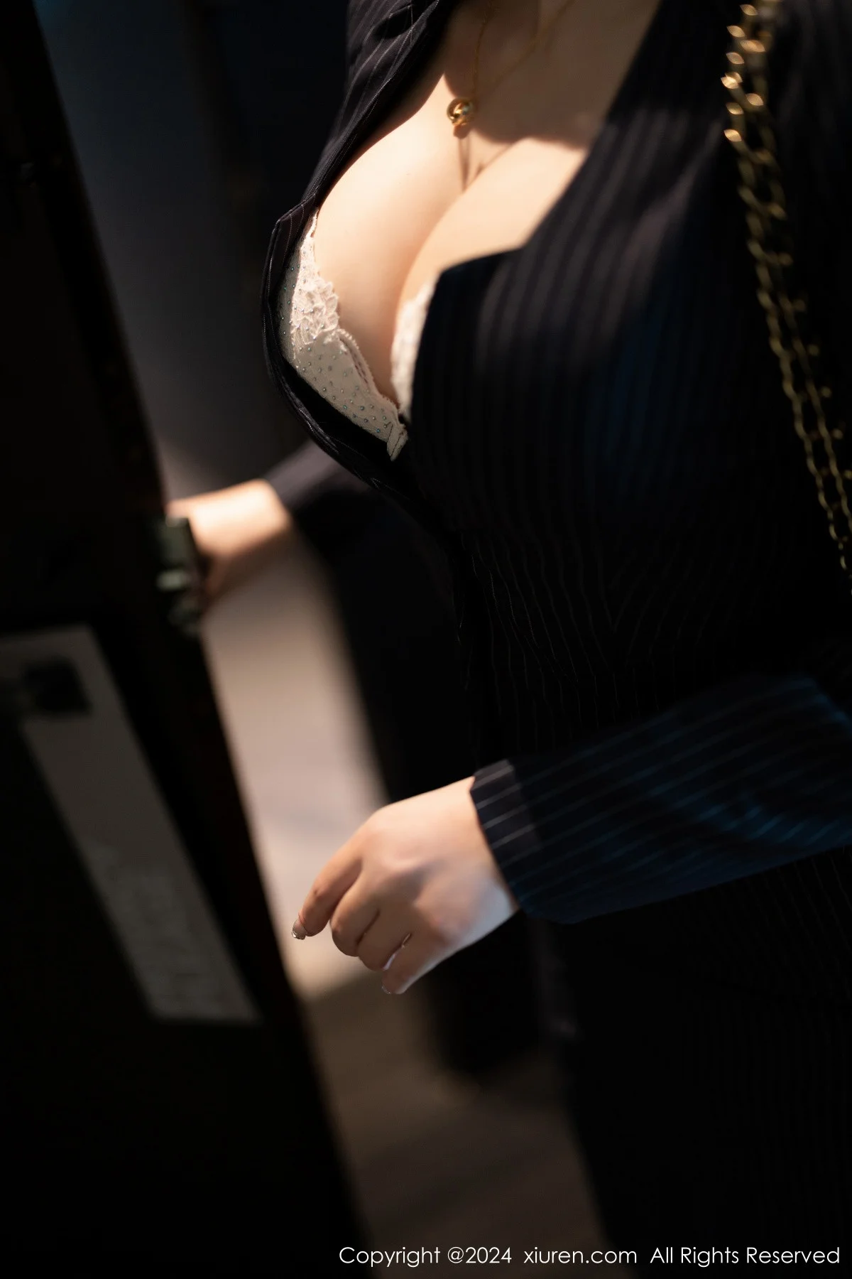 杨晨晨Yome性感黑色条纹西服套装露白色内衣完美绝美写真 第 18 张