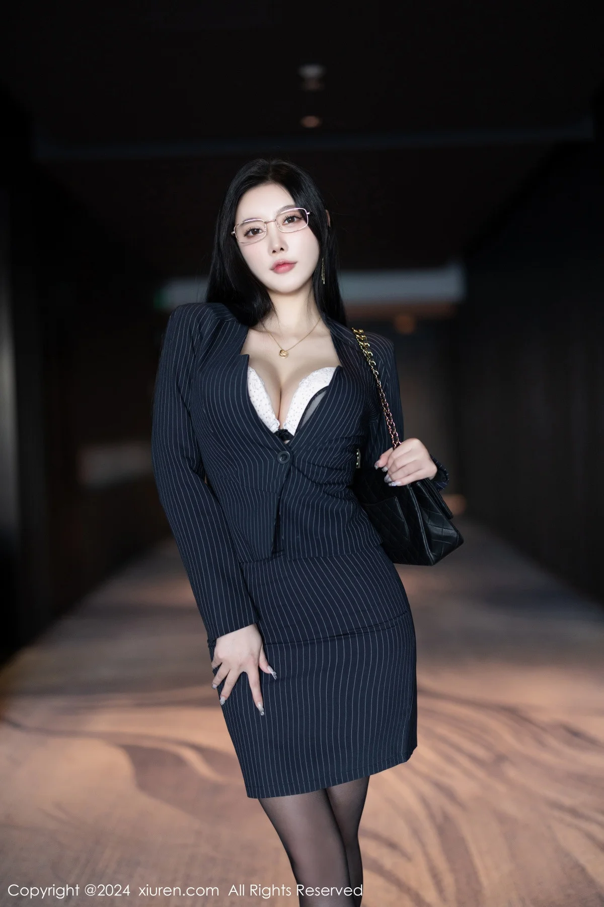 杨晨晨Yome性感黑色条纹西服套装露白色内衣完美绝美写真 第 5 张