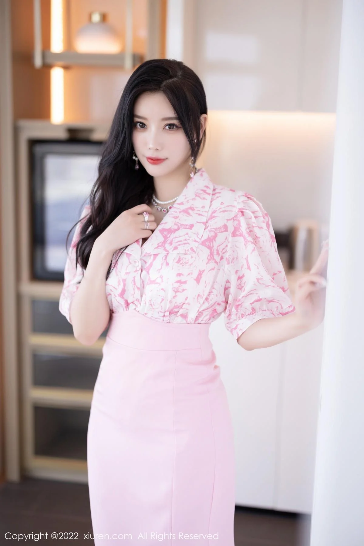 杨晨晨Yome脱性感粉色上衣露白色内衣秀丰腴身材绝美写真 第 1 张