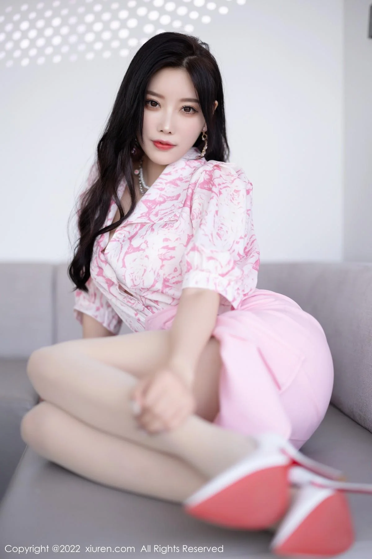 杨晨晨Yome脱性感粉色上衣露白色内衣秀丰腴身材绝美写真 第 14 张