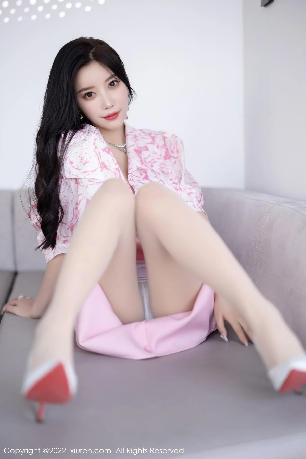 杨晨晨Yome脱性感粉色上衣露白色内衣秀丰腴身材绝美写真 第 16 张