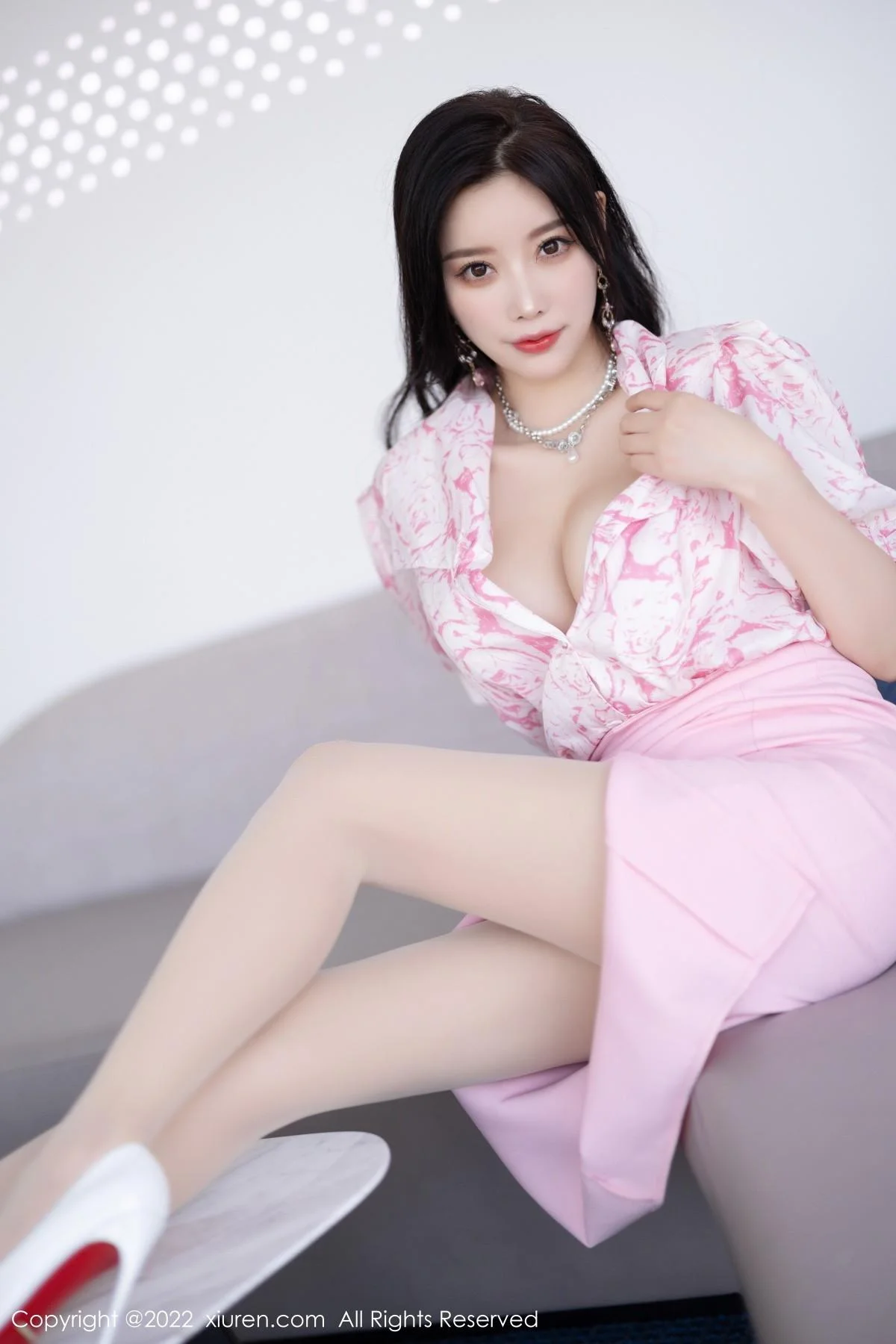 杨晨晨Yome脱性感粉色上衣露白色内衣秀丰腴身材绝美写真 第 18 张