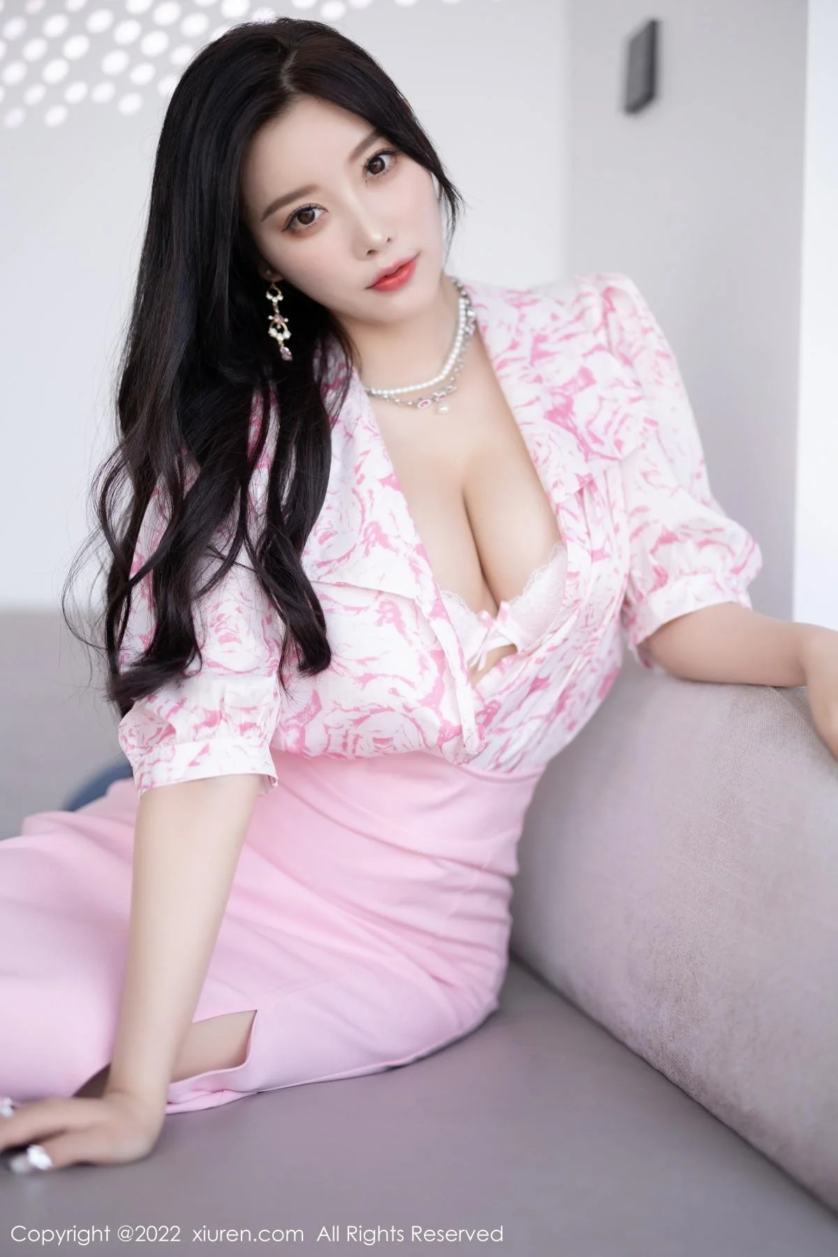 杨晨晨Yome脱性感粉色上衣露白色内衣秀丰腴身材绝美写真 第 20 张