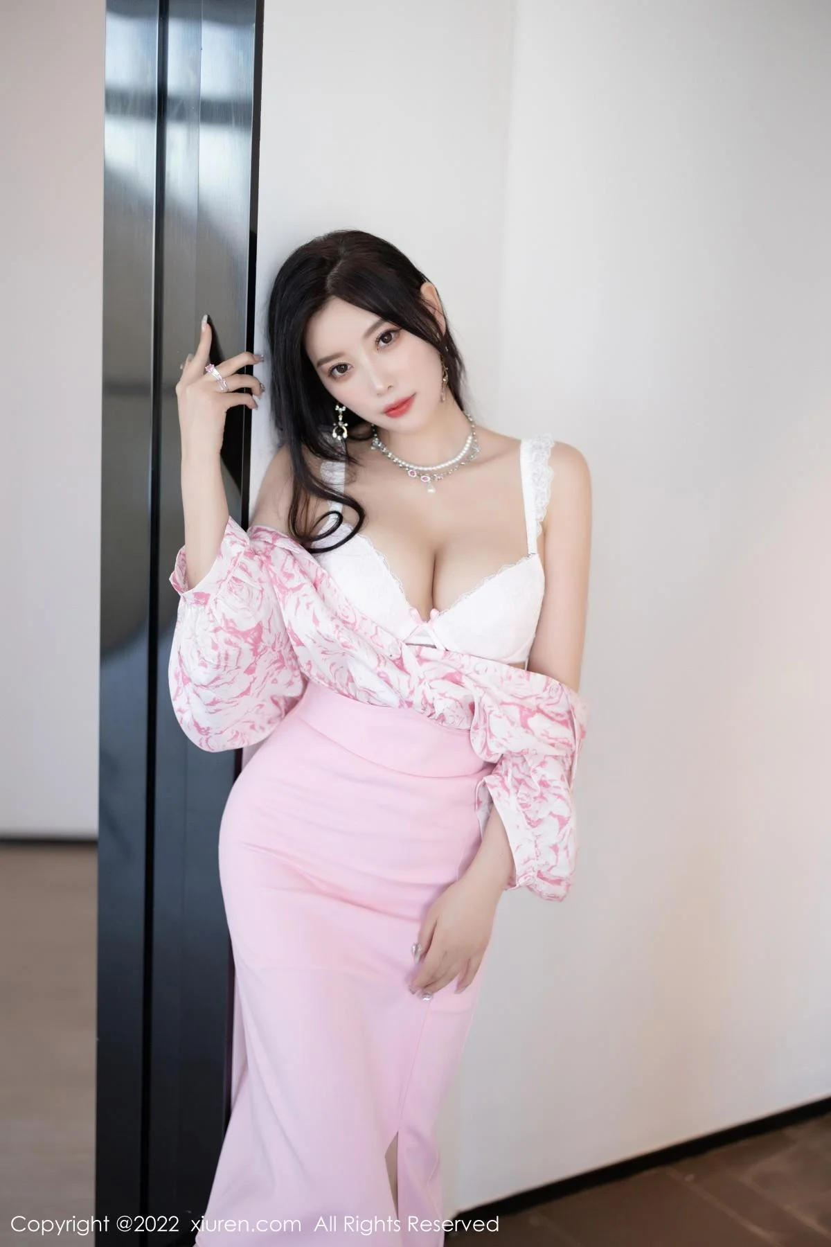 杨晨晨Yome脱性感粉色上衣露白色内衣秀丰腴身材绝美写真 第 28 张