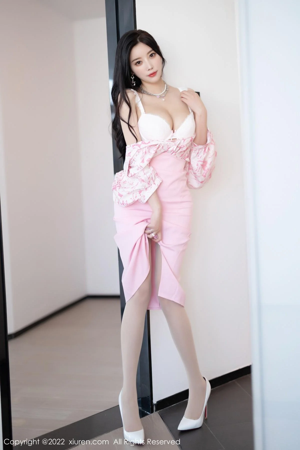 杨晨晨Yome脱性感粉色上衣露白色内衣秀丰腴身材绝美写真 第 30 张