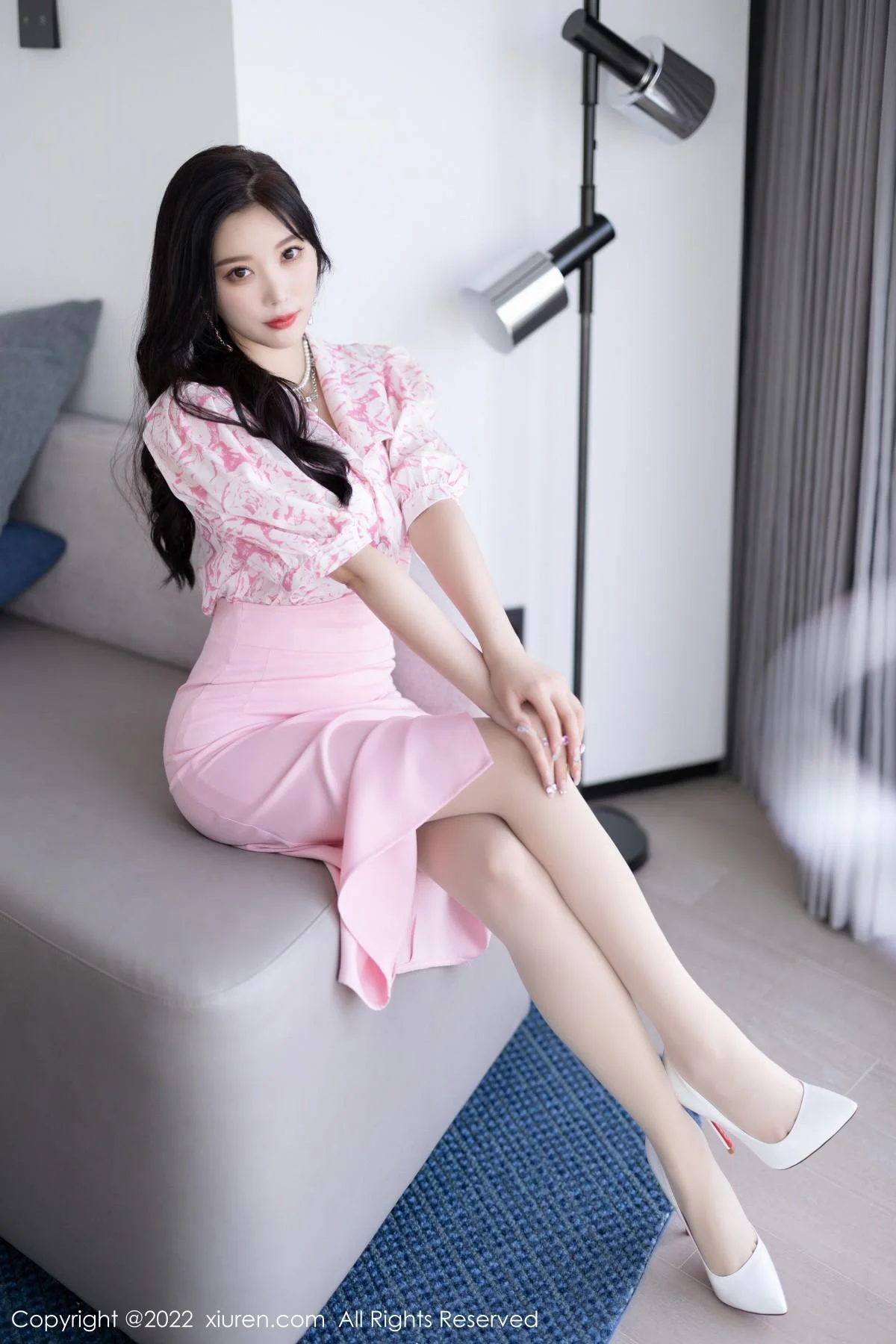 杨晨晨Yome脱性感粉色上衣露白色内衣秀丰腴身材绝美写真 第 5 张