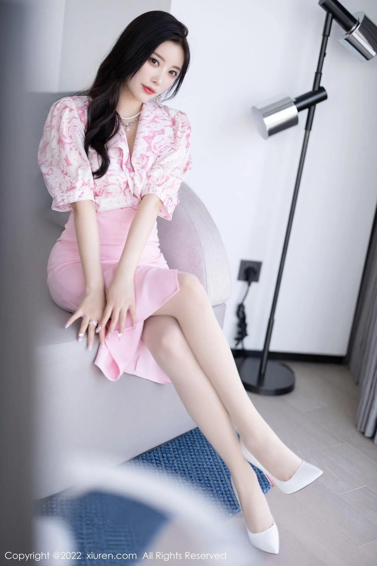 杨晨晨Yome脱性感粉色上衣露白色内衣秀丰腴身材绝美写真 第 6 张
