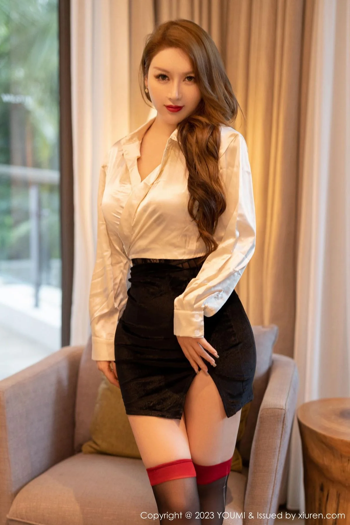 尤妮丝Egg白上衣配黑短裙露蕾丝内衣秀魔鬼身材绝美写真 第 6 张