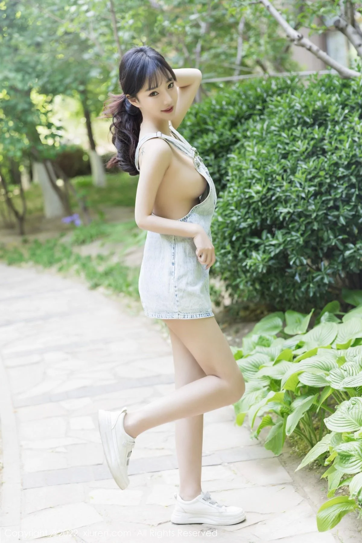 西门小玉户外性感牛仔吊带服真空秀凹凸身材火辣绝美写真 第 16 张