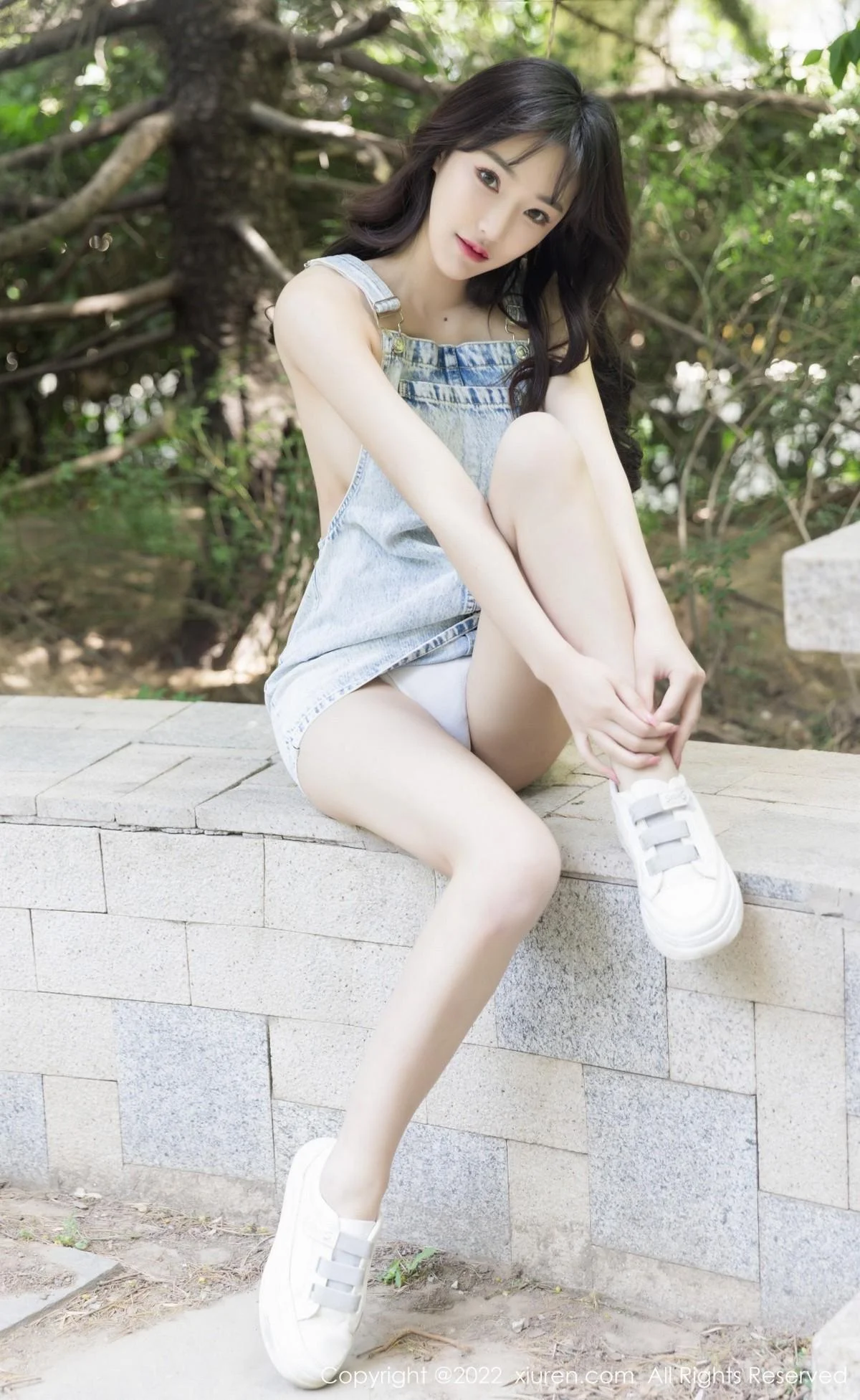 西门小玉户外性感牛仔吊带服真空秀凹凸身材火辣绝美写真 第 22 张