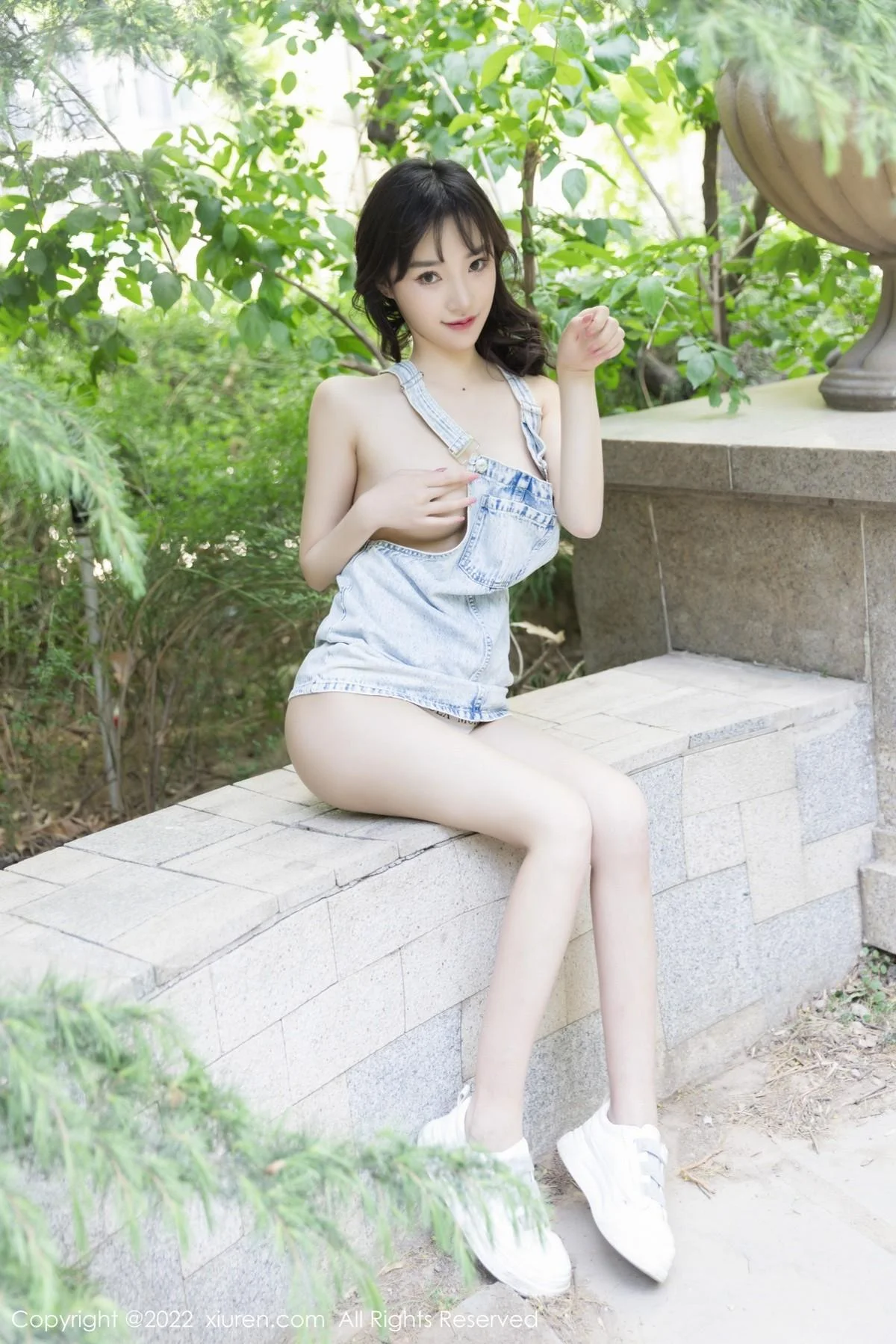 西门小玉户外性感牛仔吊带服真空秀凹凸身材火辣绝美写真 第 23 张