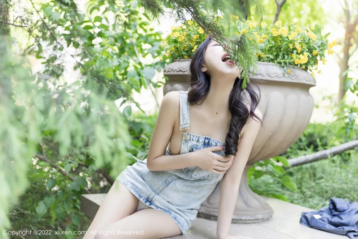 西门小玉户外性感牛仔吊带服真空秀凹凸身材火辣绝美写真 第 29 张
