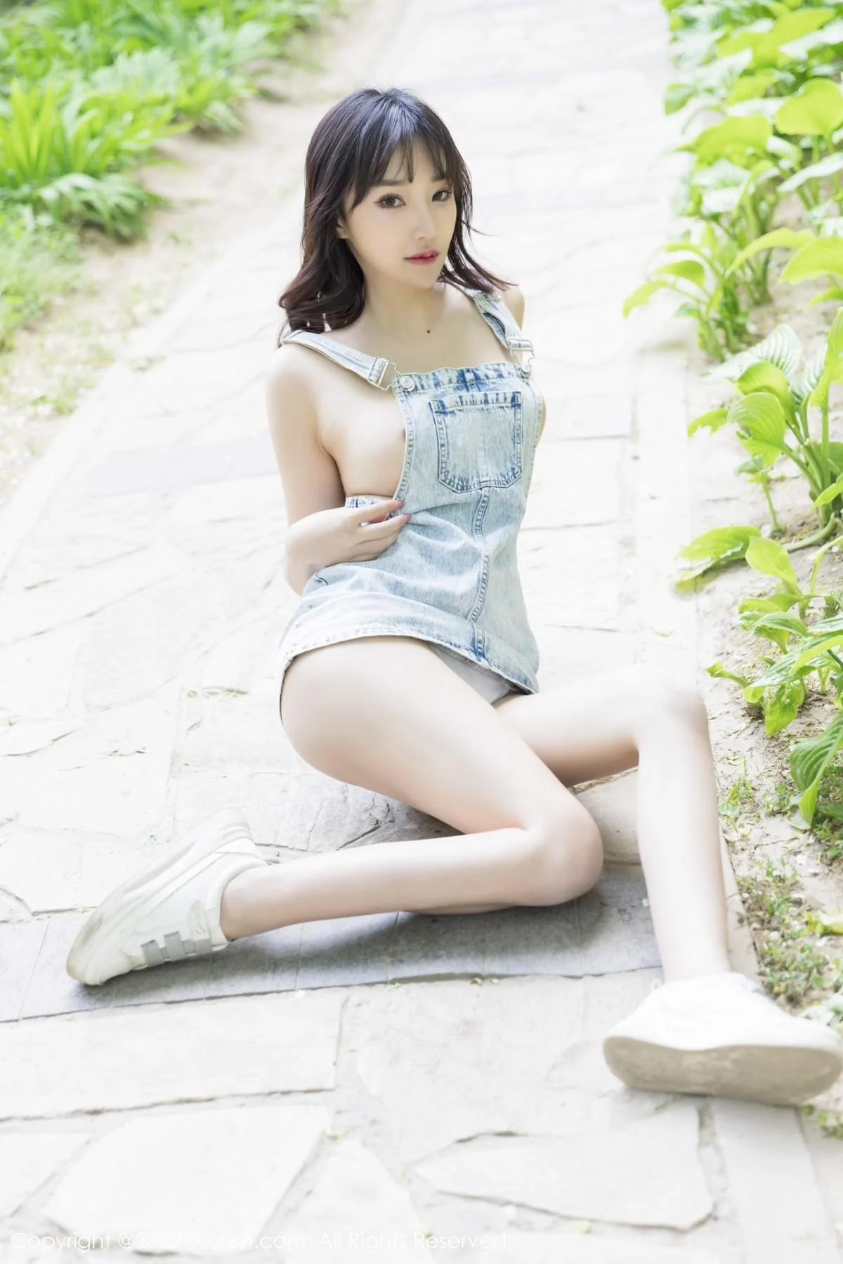 西门小玉户外性感牛仔吊带服真空秀凹凸身材火辣绝美写真 第 34 张