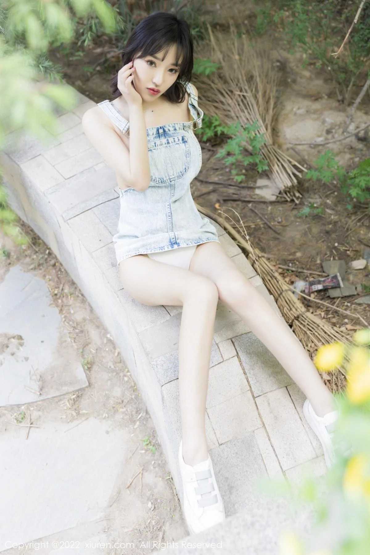 西门小玉户外性感牛仔吊带服真空秀凹凸身材火辣绝美写真 第 4 张