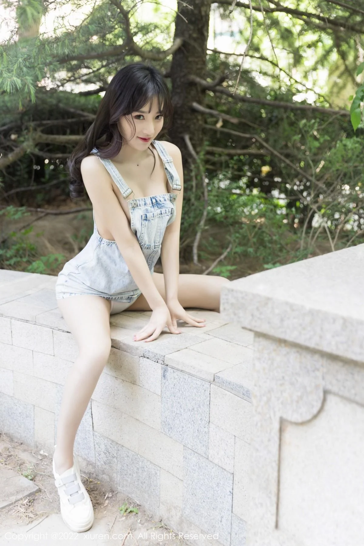 西门小玉户外性感牛仔吊带服真空秀凹凸身材火辣绝美写真 第 6 张