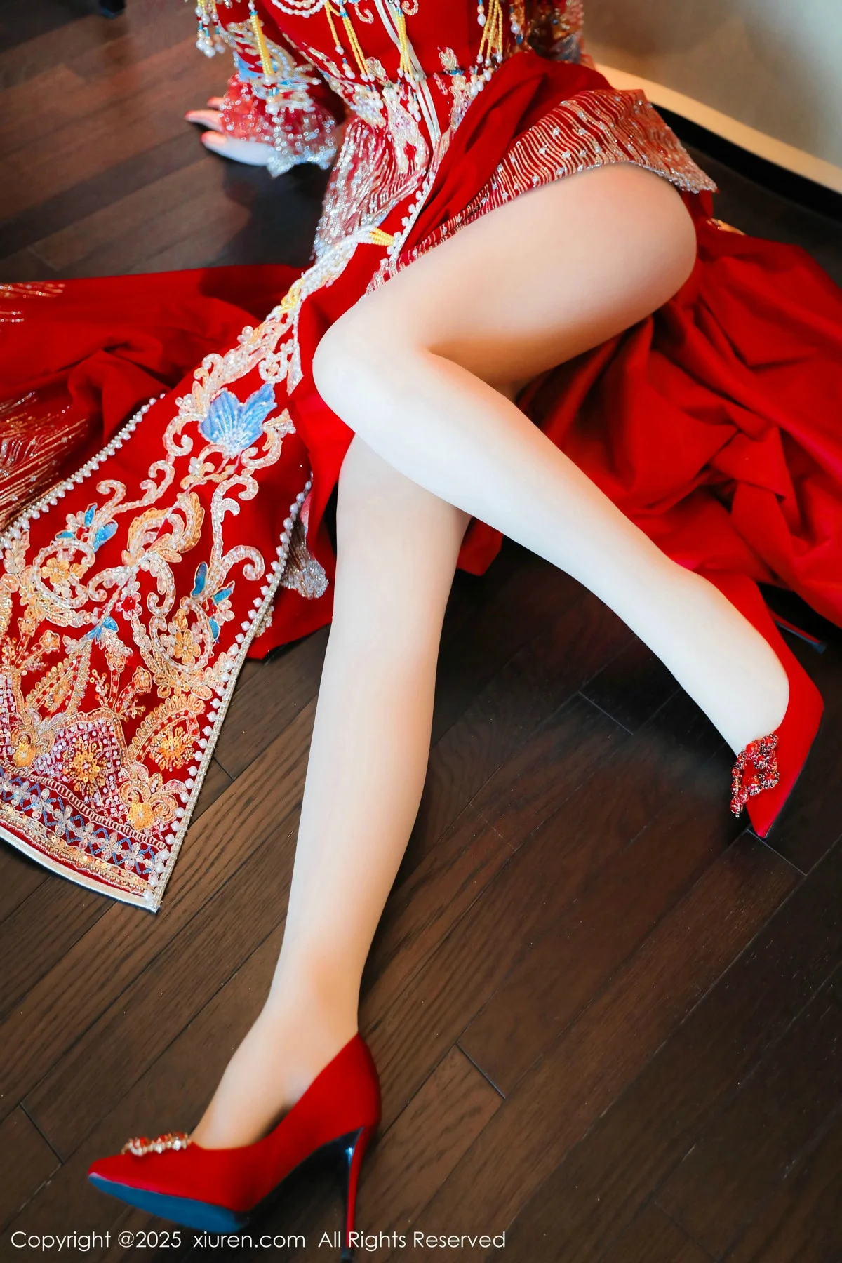 蛋蛋宝新年主题性感红色新娘装露白色内衣秀丰腴身材绝美写真 第 13 张