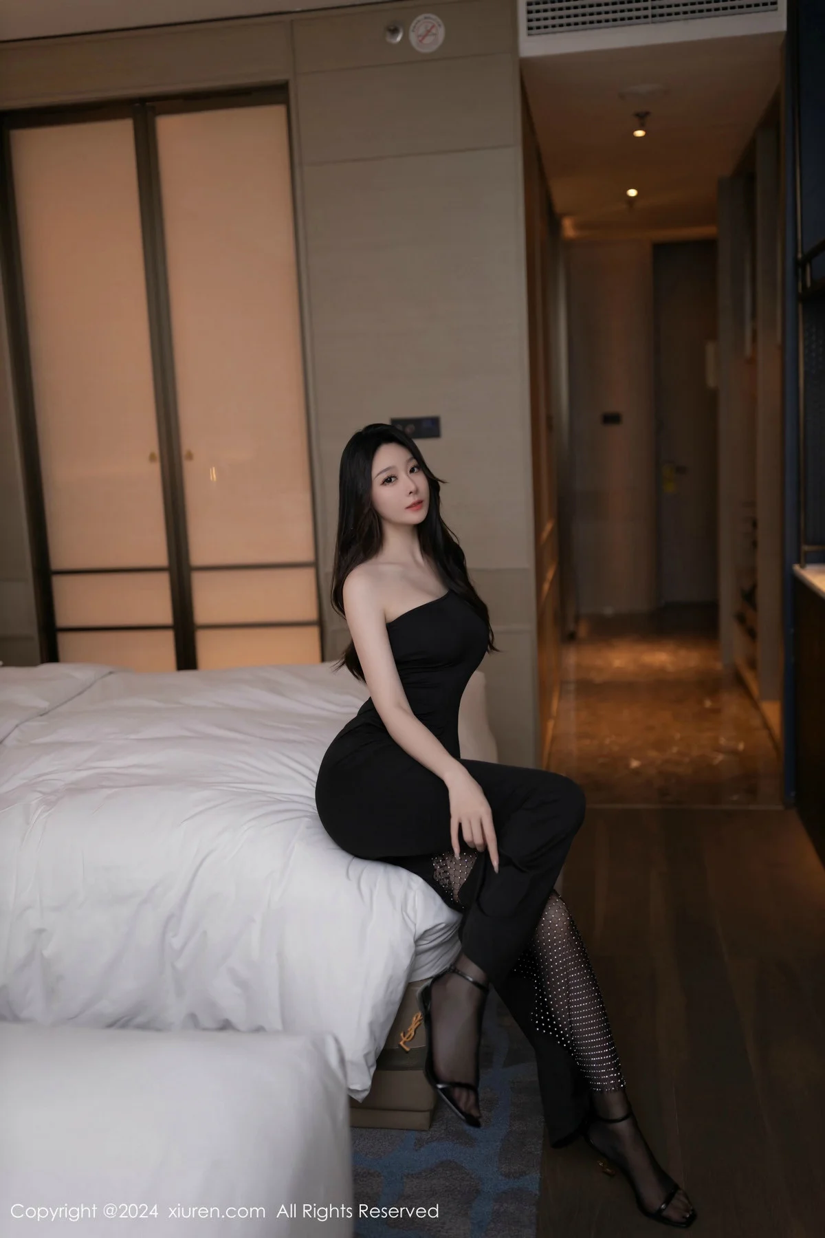 小逗逗性感黑色连衣裙露黑色内衣配开档黑丝秀翘臀绝美写真 第 13 张