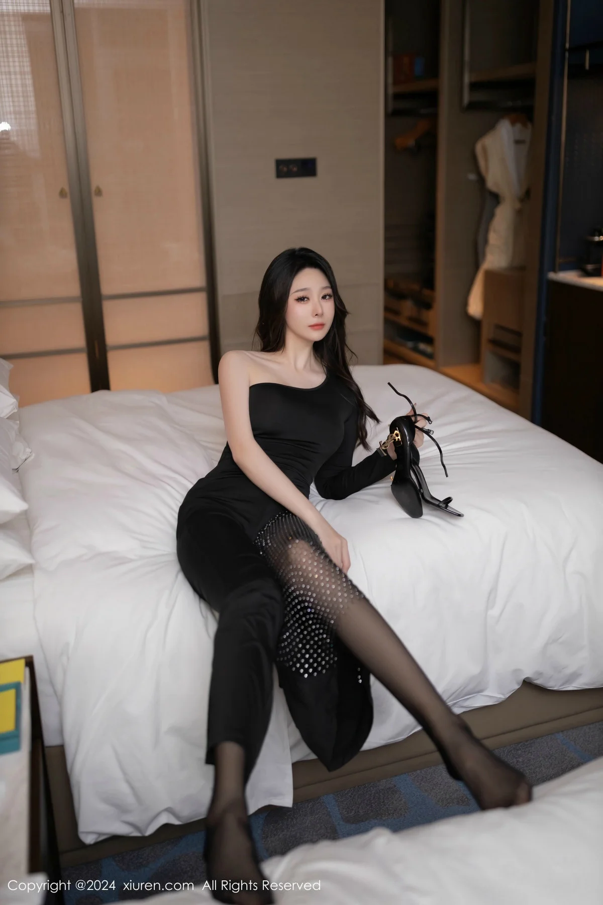 小逗逗性感黑色连衣裙露黑色内衣配开档黑丝秀翘臀绝美写真 第 23 张