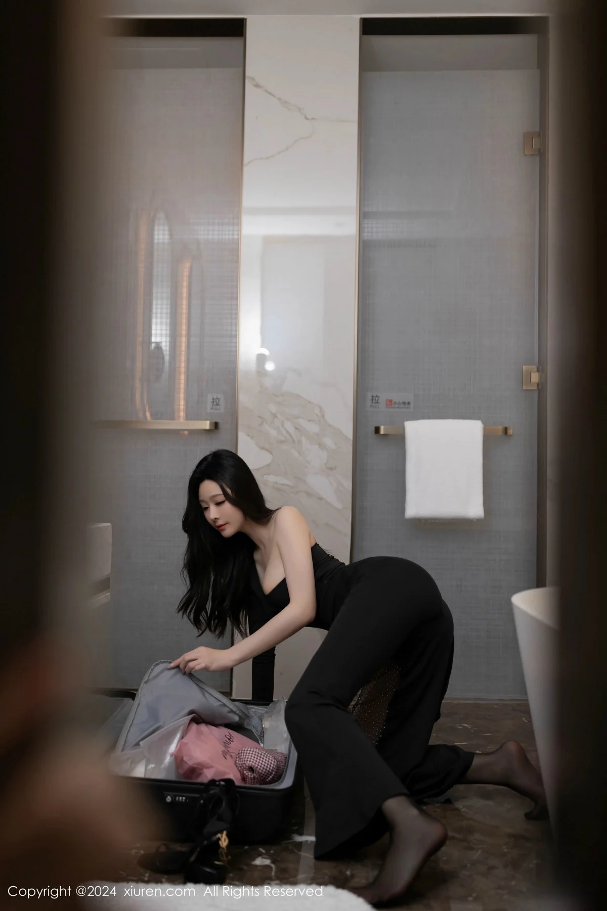 小逗逗性感黑色连衣裙露黑色内衣配开档黑丝秀翘臀绝美写真 第 35 张