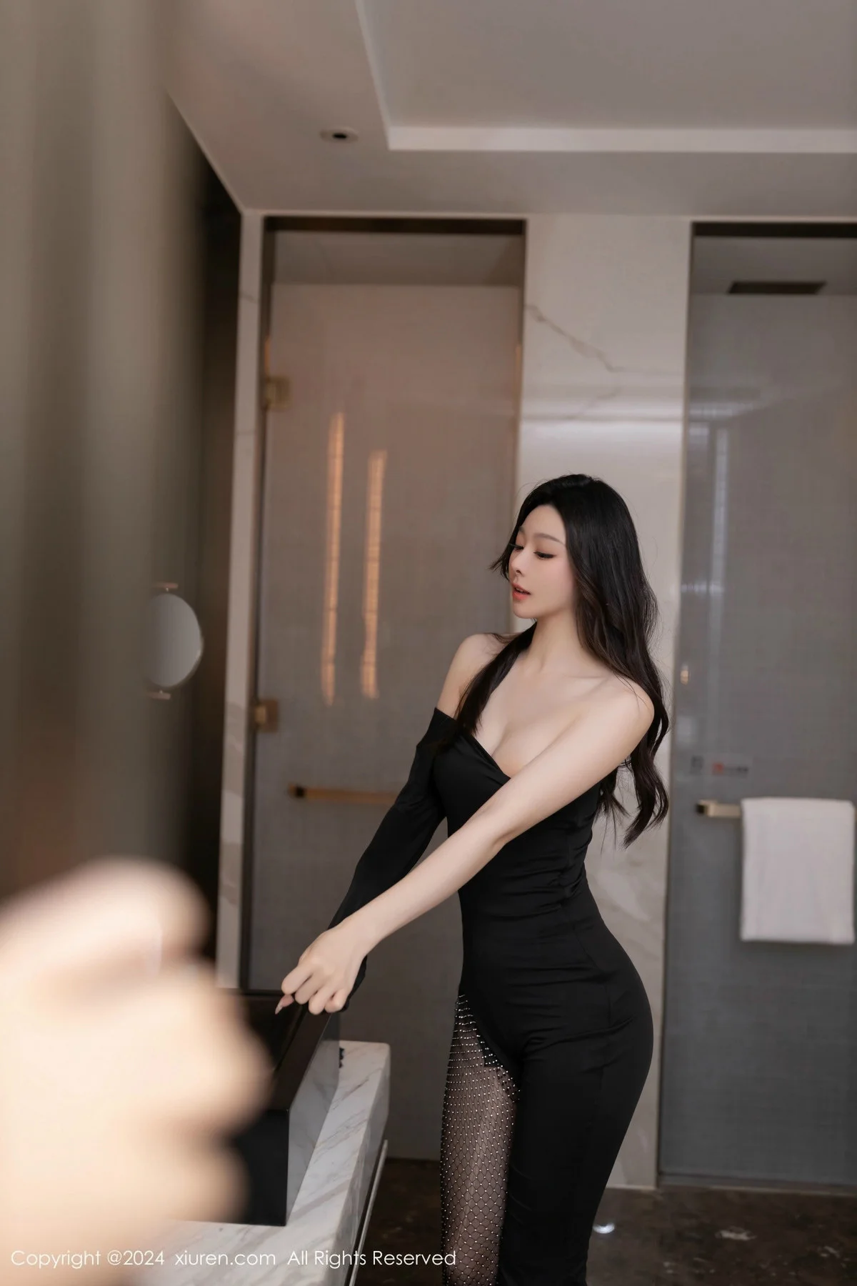 小逗逗性感黑色连衣裙露黑色内衣配开档黑丝秀翘臀绝美写真 第 40 张