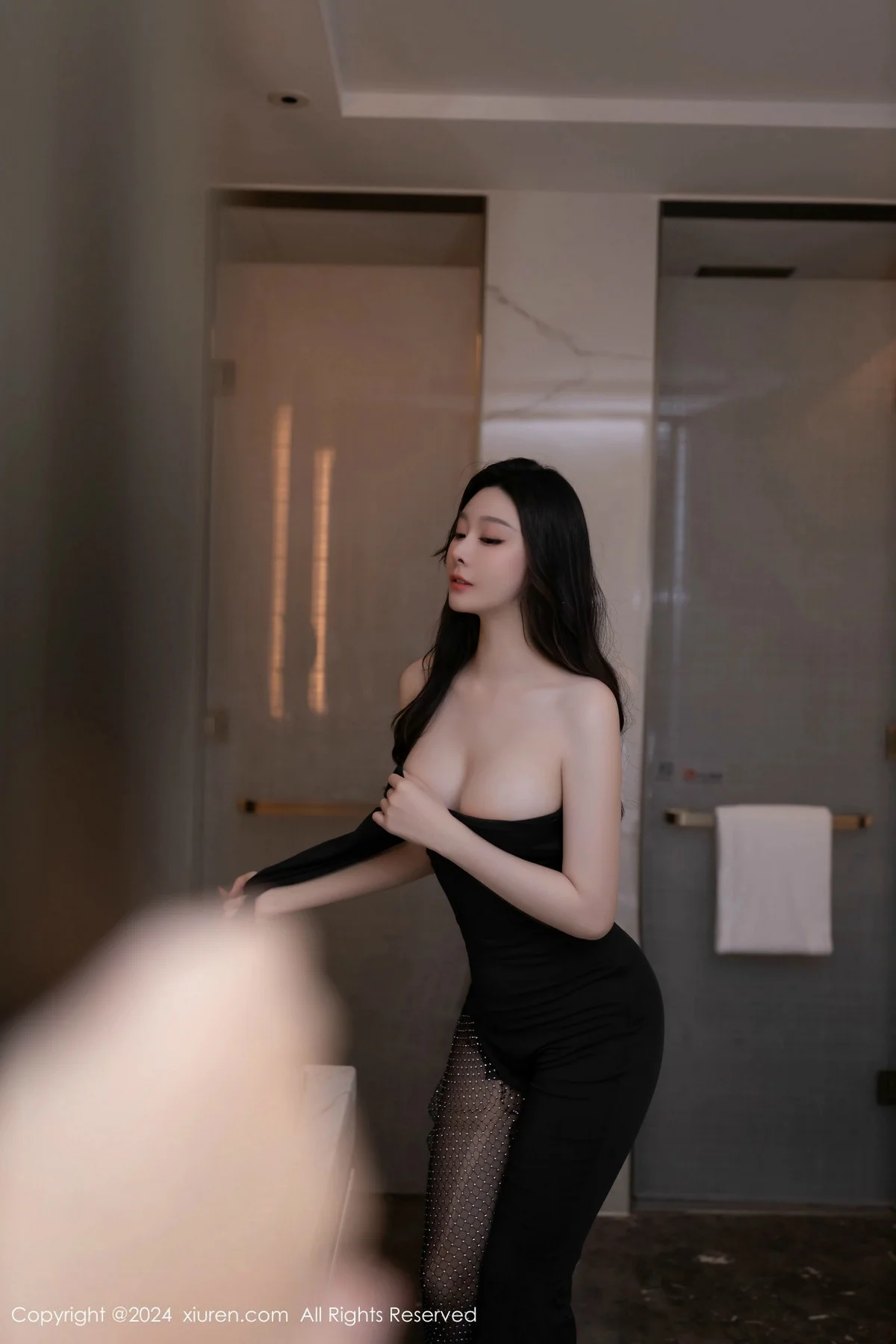 小逗逗性感黑色连衣裙露黑色内衣配开档黑丝秀翘臀绝美写真 第 42 张