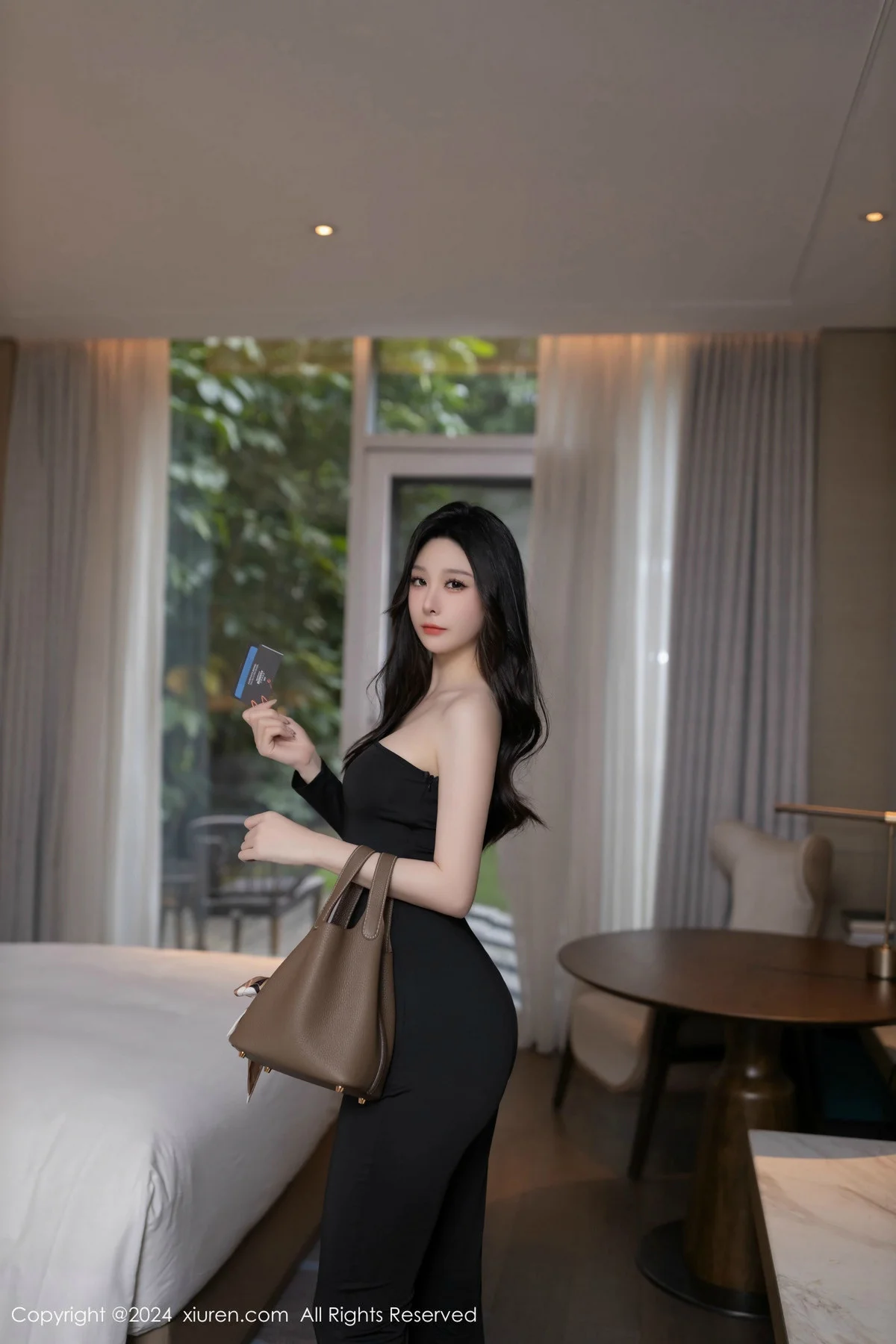 小逗逗性感黑色连衣裙露黑色内衣配开档黑丝秀翘臀绝美写真 第 7 张